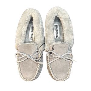 Minnetonka Moccasins | Grey Camp Faux Fur Lined Moccasin Slipper (Women)| Size 5